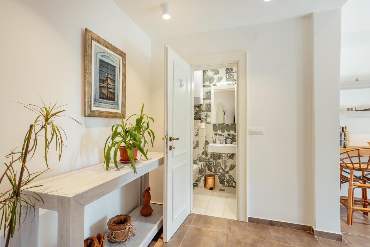 Stylish Mini-House With Garden & Beach Биела Екстериор снимка