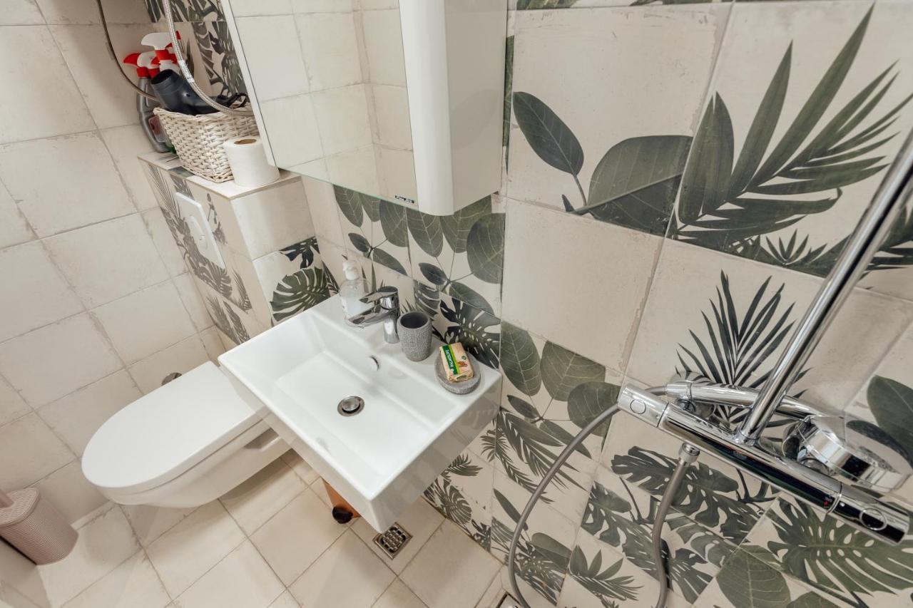 Stylish Mini-House With Garden & Beach Биела Екстериор снимка