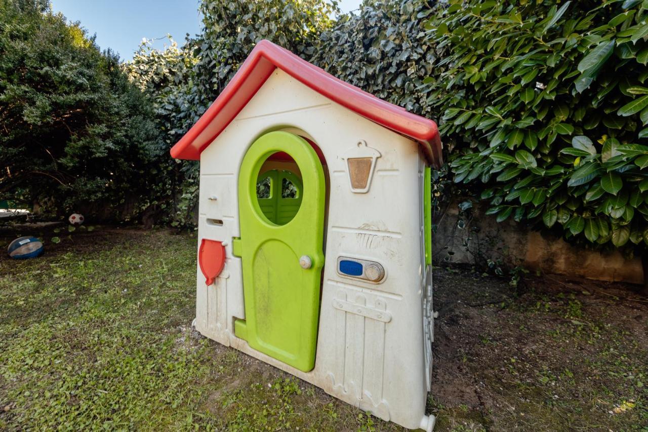 Stylish Mini-House With Garden & Beach Биела Екстериор снимка