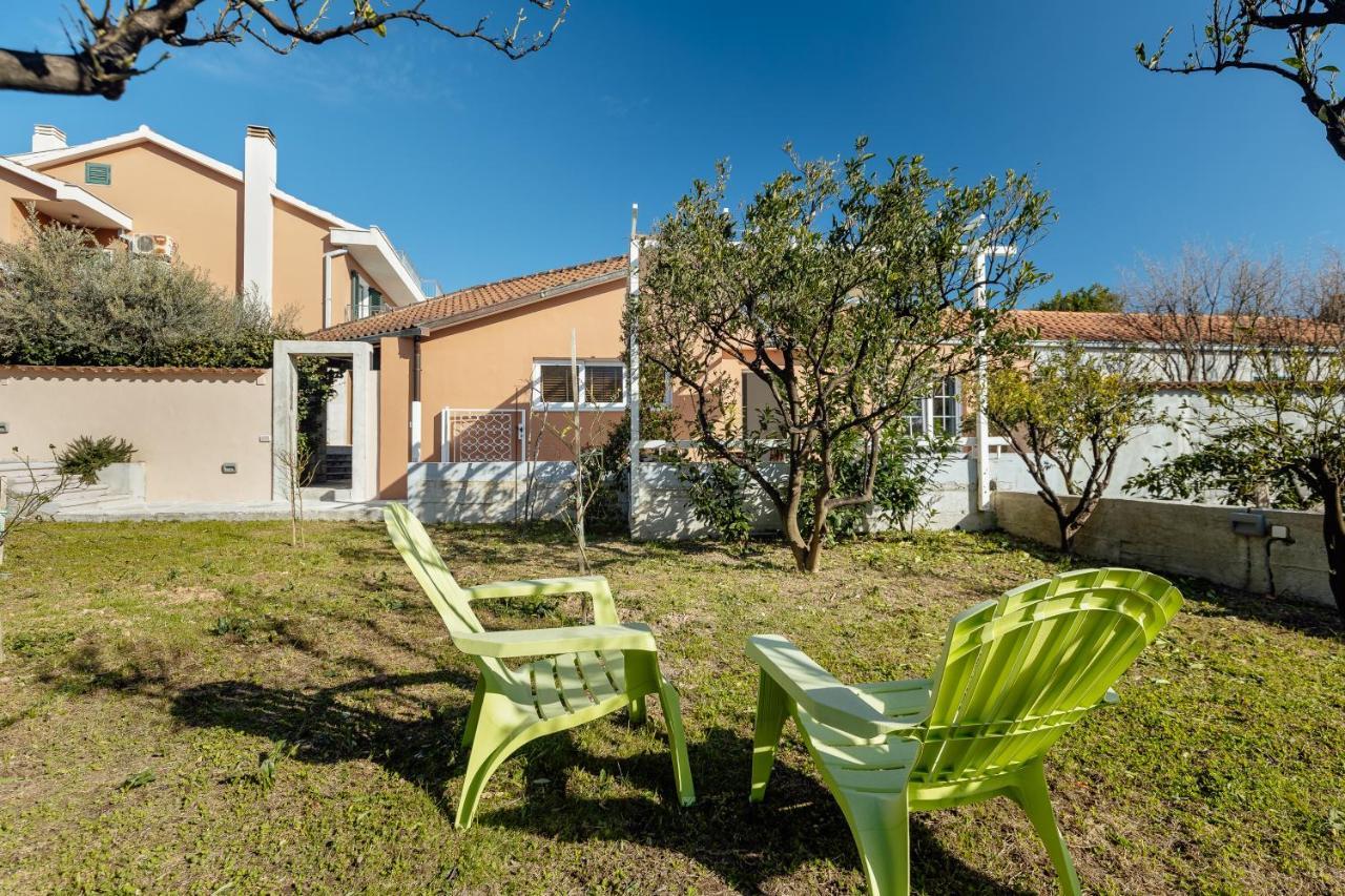 Stylish Mini-House With Garden & Beach Биела Екстериор снимка
